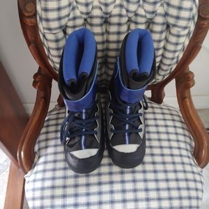 Moon boots with velco adjustable strings 3